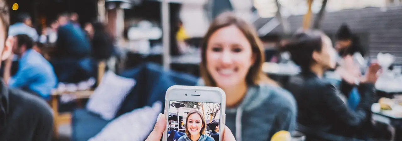 Hand hält ein Smartphone und macht ein Foto