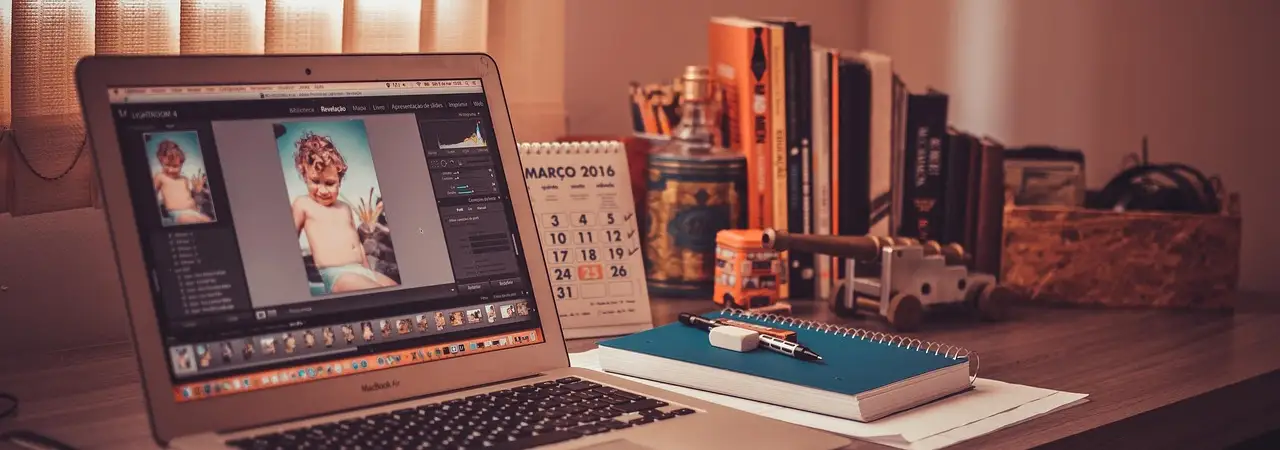 Schreibtisch mit Laptop, Wandkalender und Büchern
