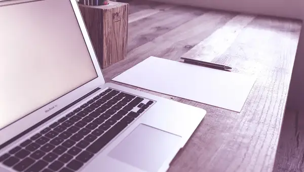 Arbeitsplatz mit Laptop und geöffneter Website eines kleinen Betriebs
